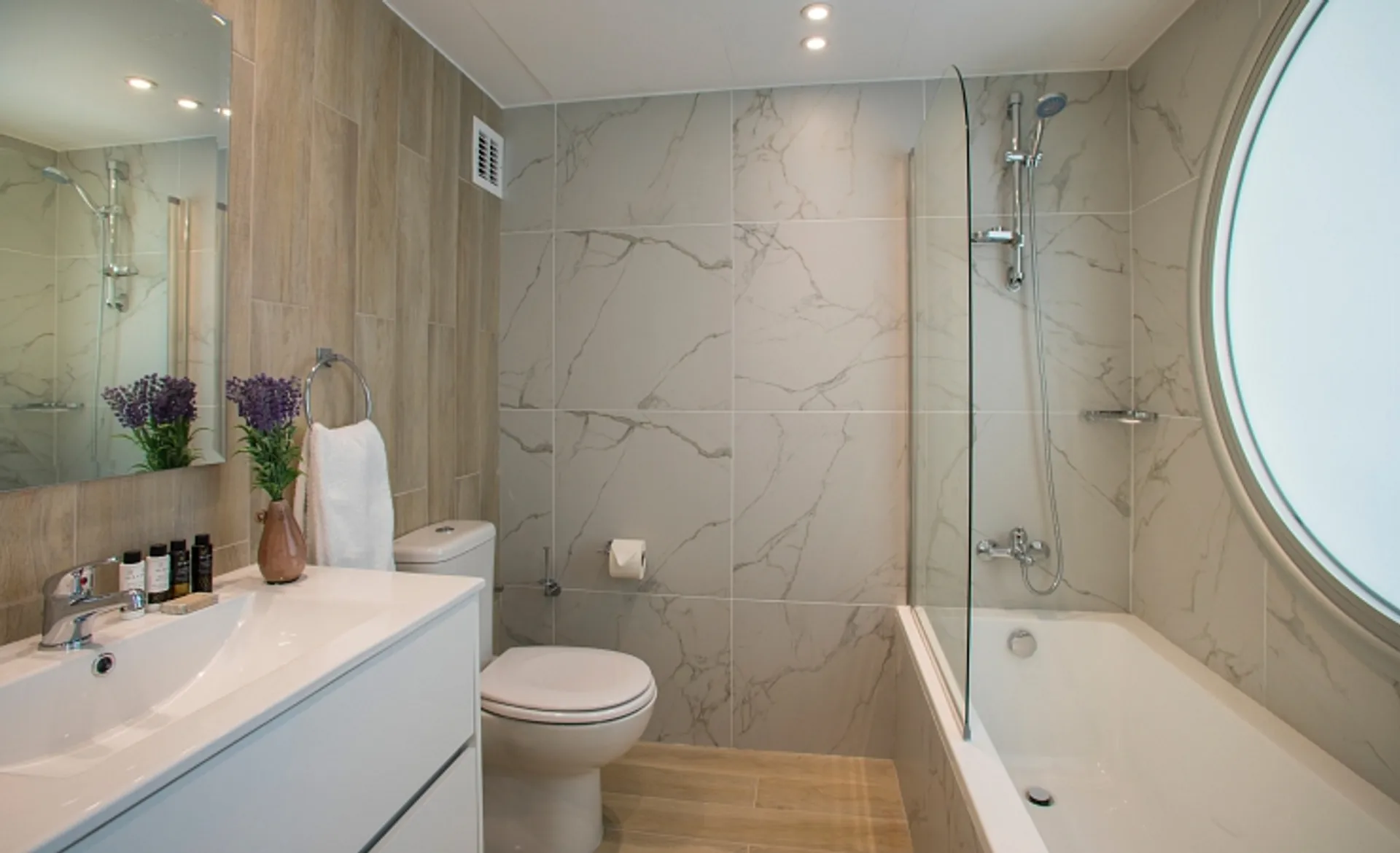 Leonardo Plaza Cypria Maris - Bathroom