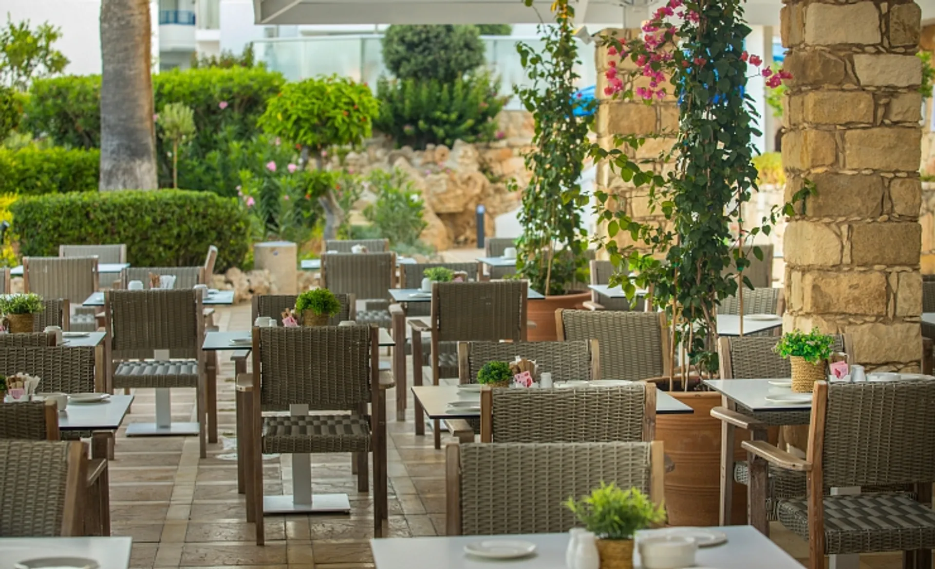 Leonardo Plaza Cypria Maris - Outdoor Dining Area