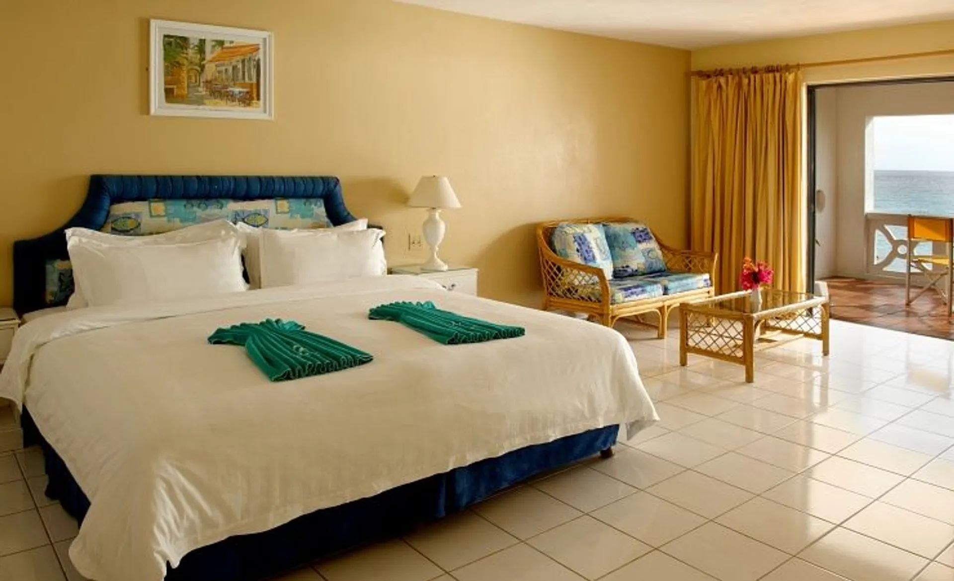 Starfish Discovery Bay - Beachfront Club Room