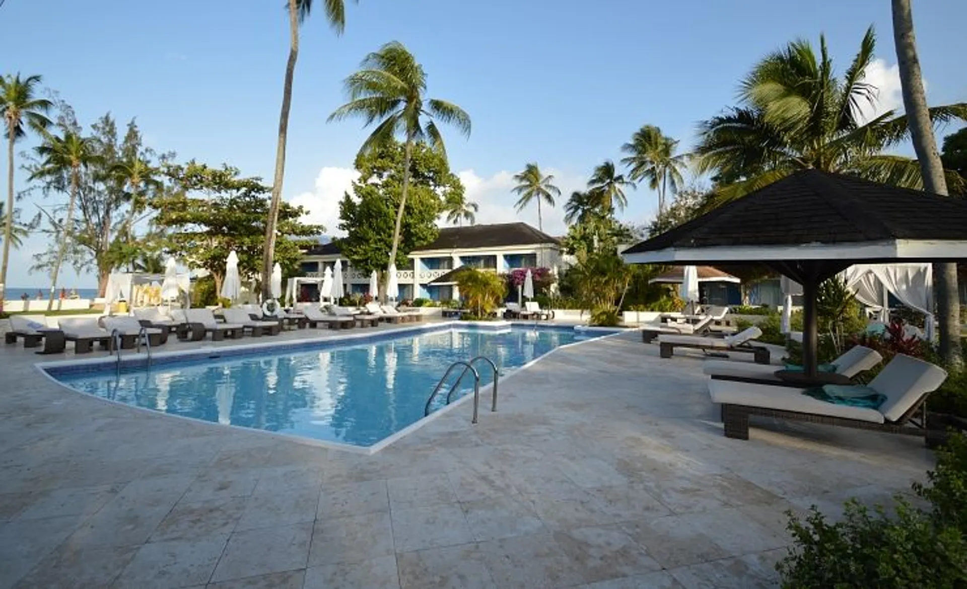 Starfish Discovery Bay - Poolside And Beach