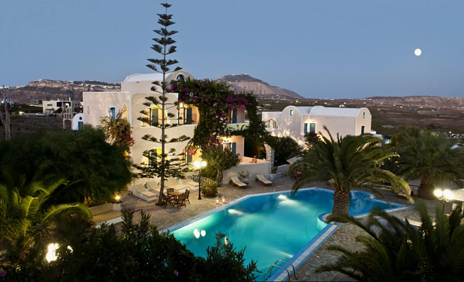 Paradise Resort - Pool At Night