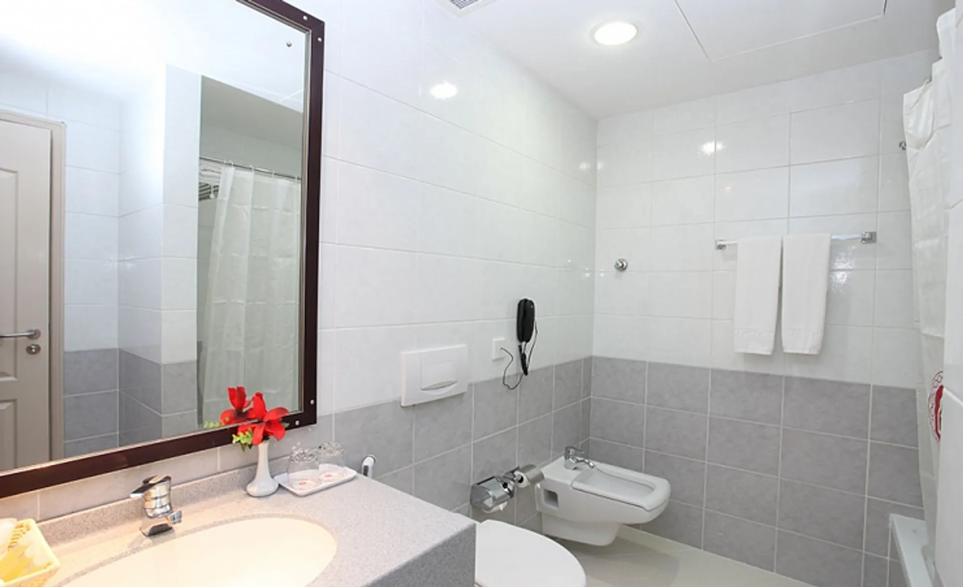 Ramee Guestline Hotel - Bathroom