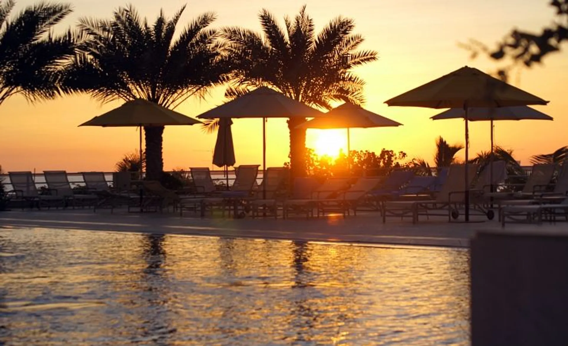 Al Hamra Residence - Poolside At Dusk