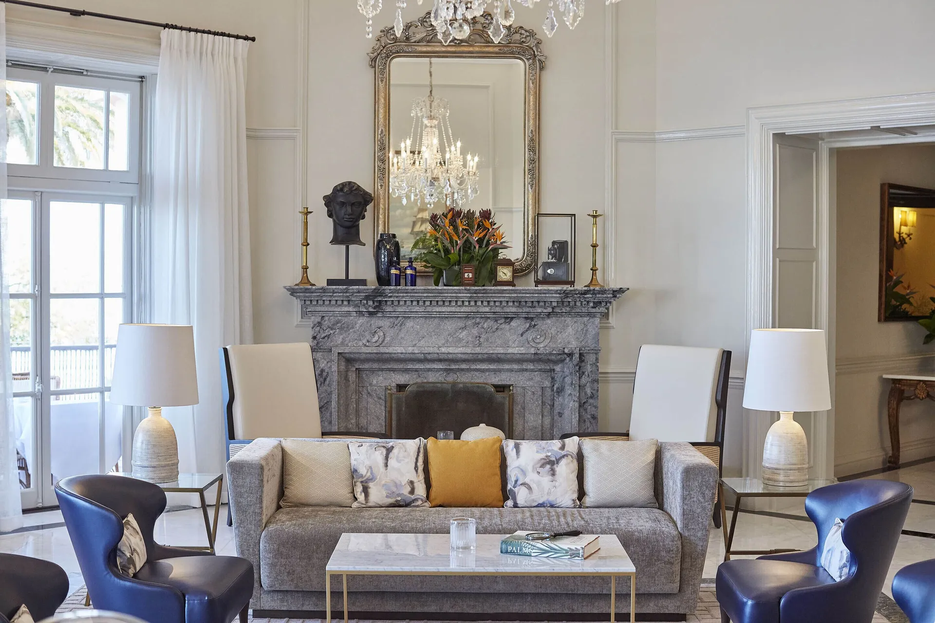 Lobby lounge