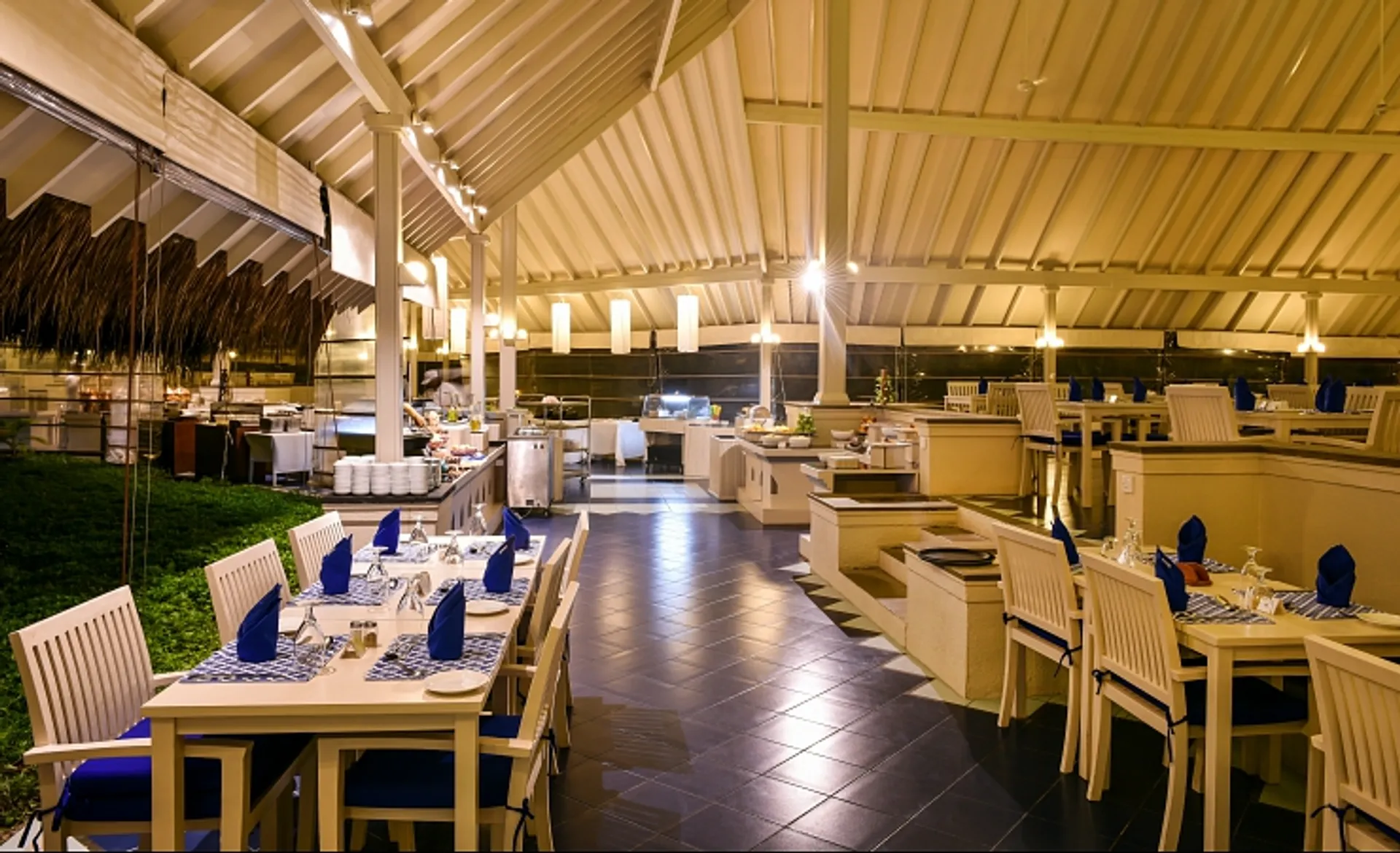 Adaaran Club Rannalhi - Dining Area