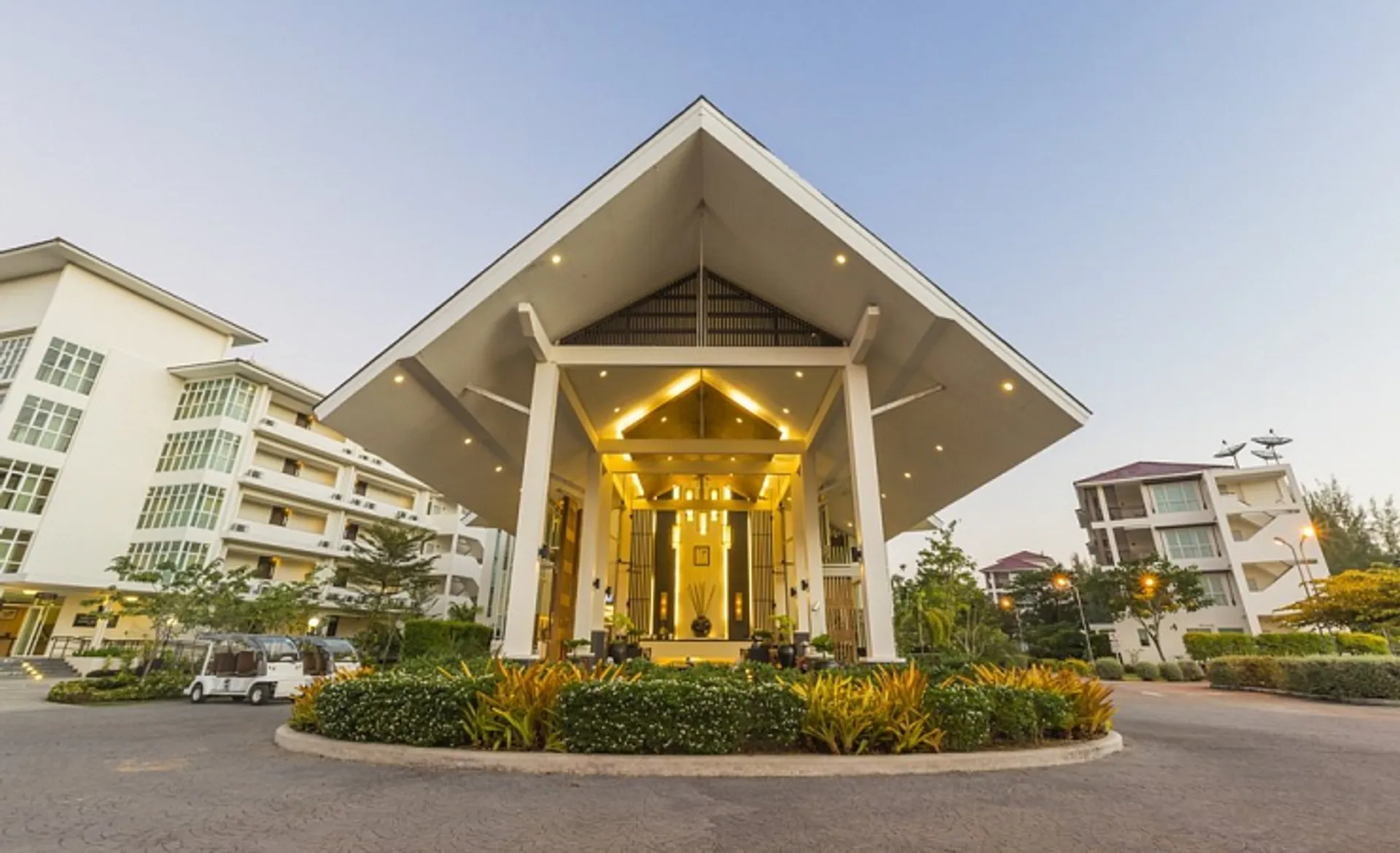 Kantary Beach Villas and Suites - Lobby Entrance