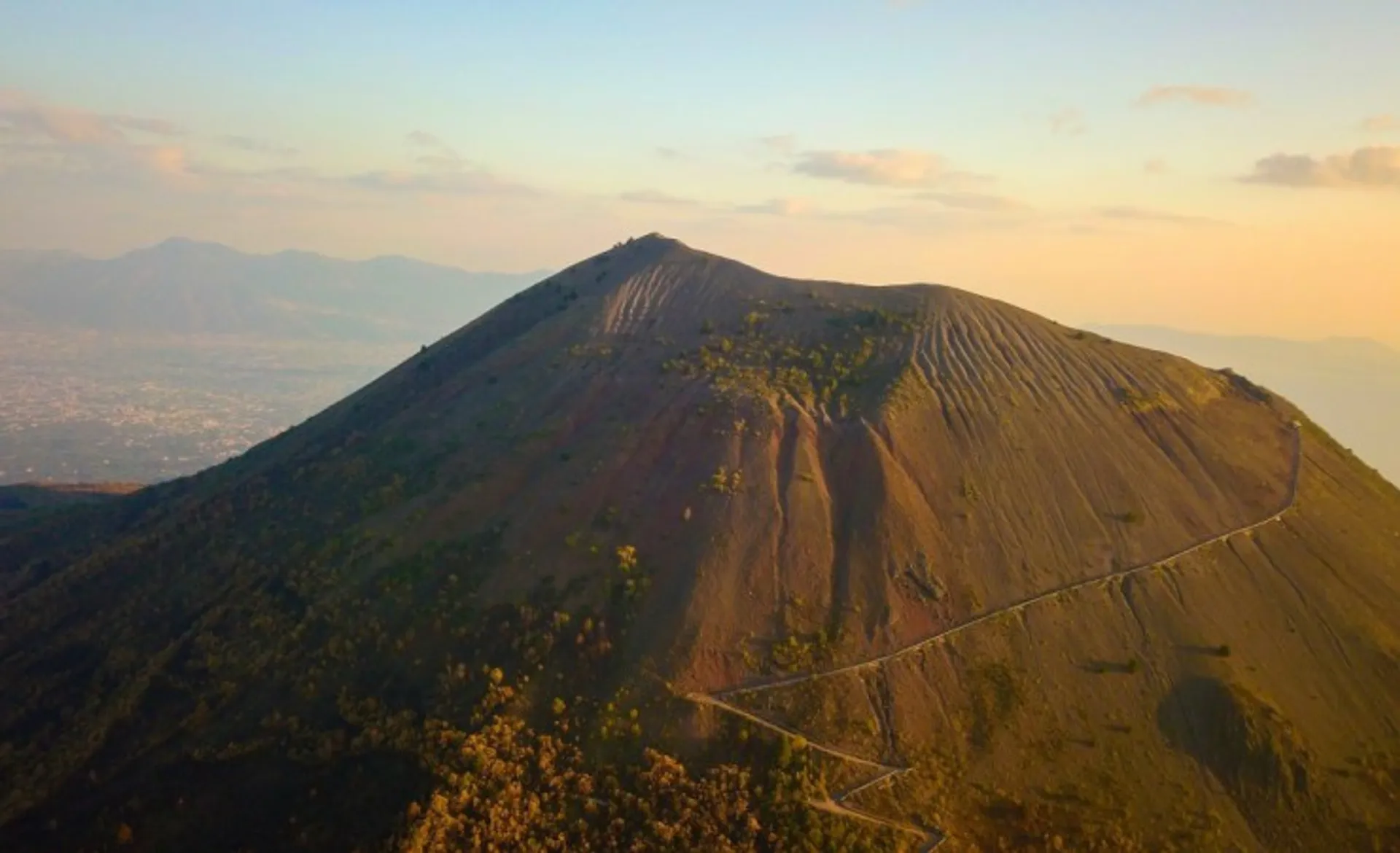 Mount Vesuvius, Italy__M_V_ 6V3B B6Zoi4 Unsplash