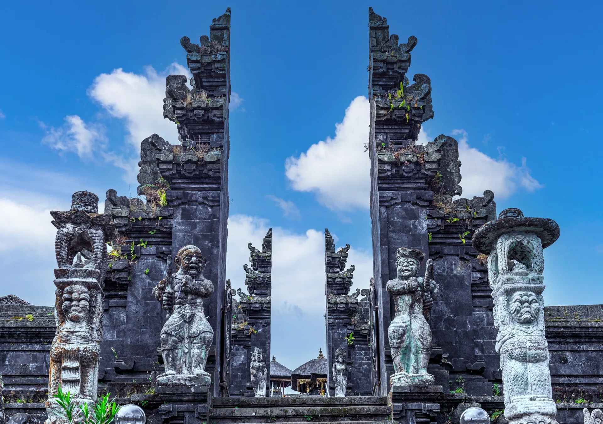 besakih temple 178365166.jpg