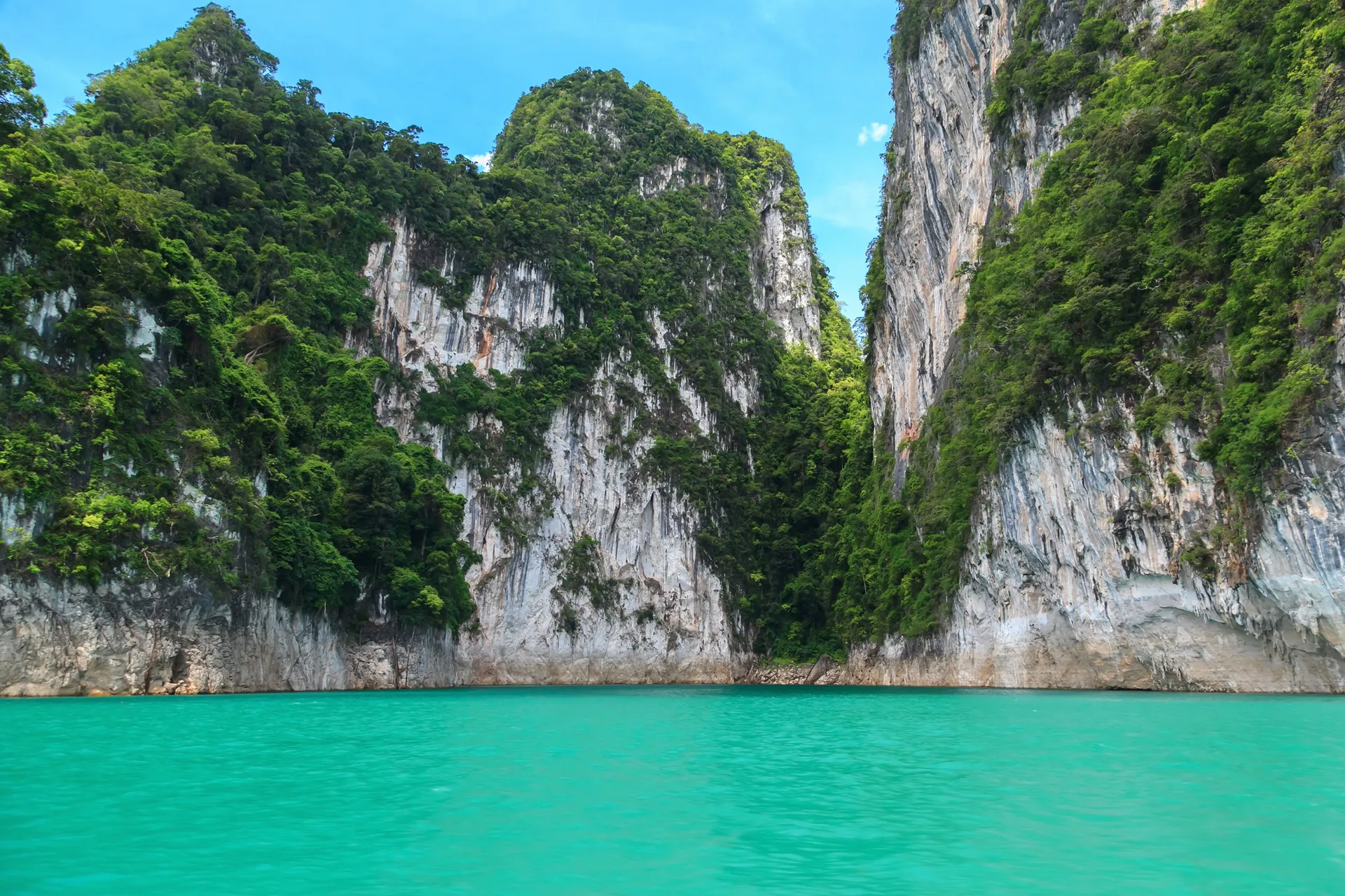 khao sok limestone cliffs 120393315.jpg