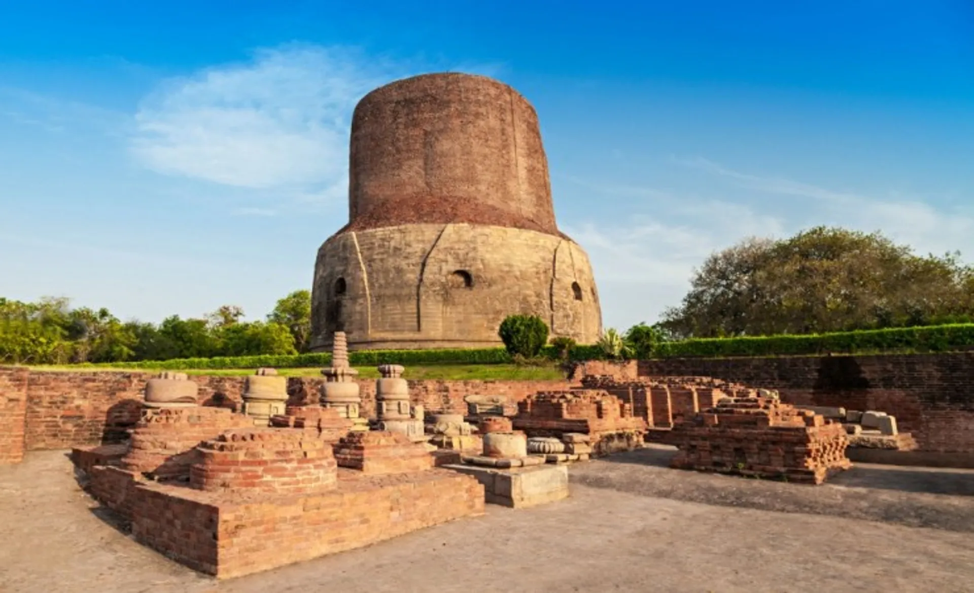 Dhamekh Stupa And Ruins In Sarnath
