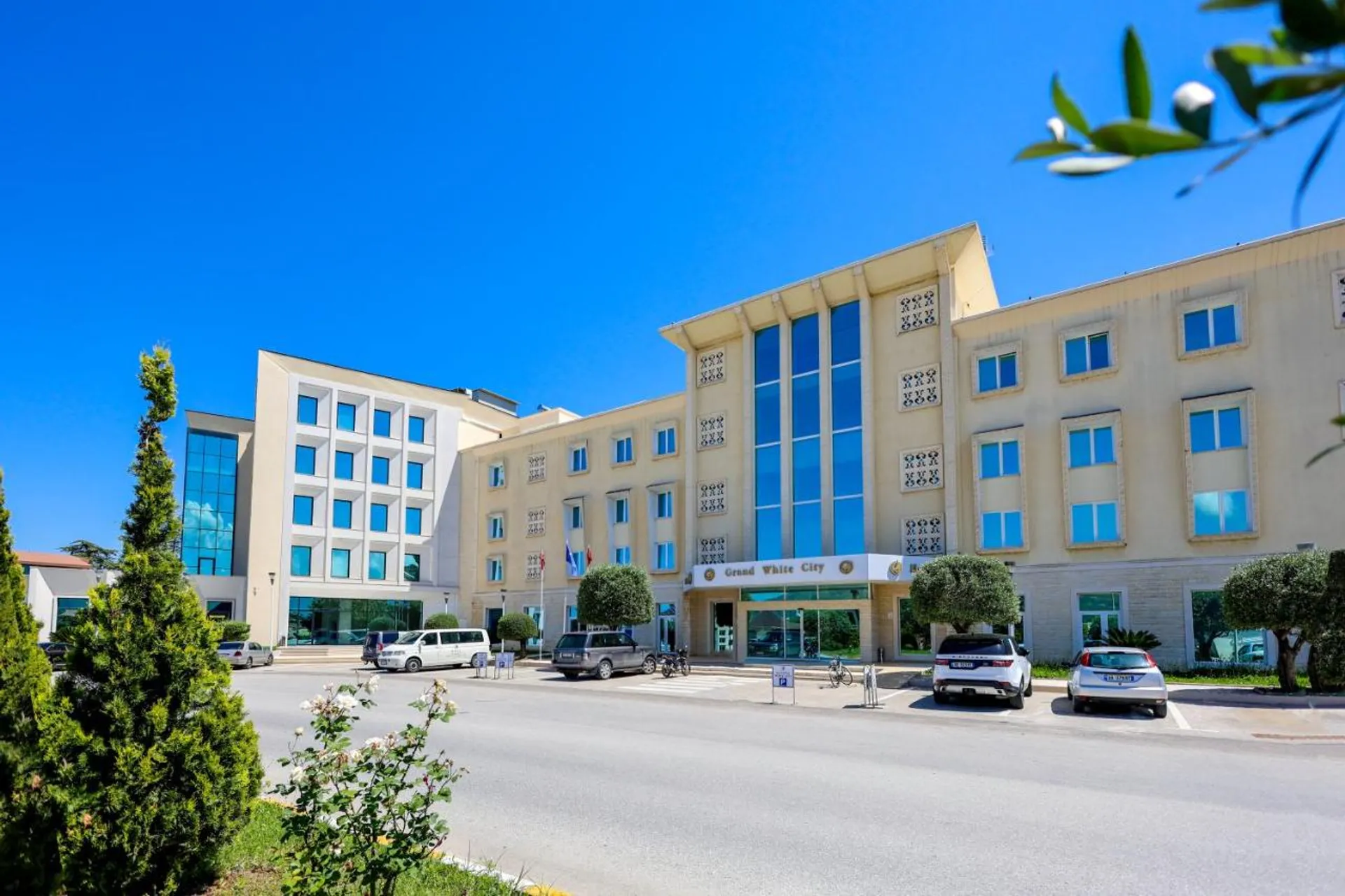 Hotel Grand White City