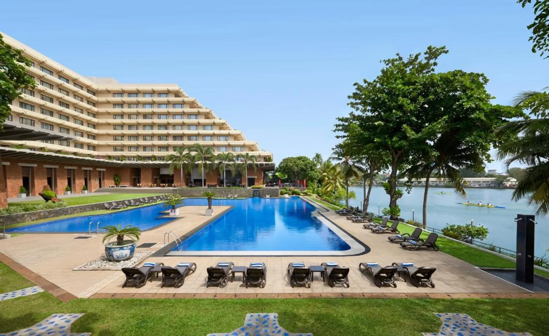 Cinnamon Lakeside Hotel